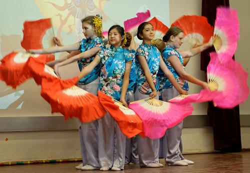 9月24日,在莫斯科市1948學(xué)校,莫斯科市中小學(xué)生在漢語(yǔ)文化節(jié)上表演舞蹈。新華社記者 姜克紅 攝