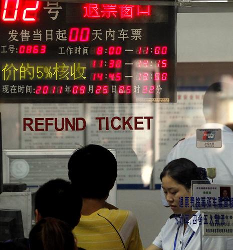 9月25日,旅客在西安火車站退票。新華社發(fā)(焦宏濤 攝)