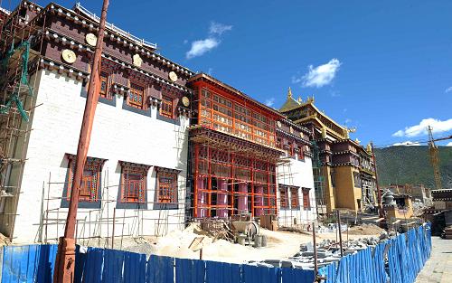 9月27日,松贊林寺的扎倉大殿主體重建基本完工,氣勢恢弘。位于云南省迪慶藏族自治州香格里拉縣的嘎丹·松贊林寺主殿扎倉大殿重建工程漸進(jìn)尾聲,大殿將于十月底重新啟用,供僧侶們和藏族信教群眾開展佛事活動(dòng)。松贊林寺主殿于2009年開始進(jìn)行保護(hù)性拆除重建工作,依照“修舊如舊”的原則,力求在貼近大殿原貌的基礎(chǔ)上更加突出其莊嚴(yán)宏偉。重建后的大殿建筑面積將超過4000平方米,目前主體工程和部分內(nèi)飾基本完工。新華社記者 李曉果 攝