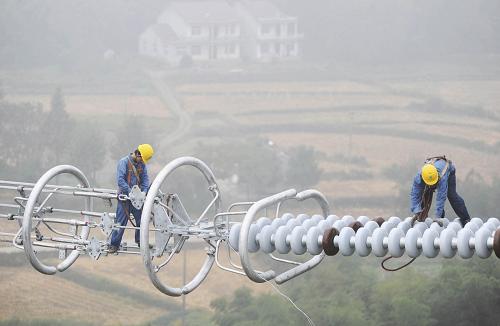 9月27日,在安徽宣城市廣德縣境內(nèi),施工人員在50米高空安裝輸電鐵塔附件。當(dāng)日,由安徽送變電工程公司承建的錦屏-蘇南±800千伏特高壓輸電工程皖4標(biāo)段輸電線路工程架線施工任務(wù)過半,進(jìn)入最后的沖刺關(guān)鍵階段。被譽(yù)為“電力高速路”的錦屏-蘇南±800千伏特高壓輸電工程是國家電網(wǎng)特高壓戰(zhàn)略工程的支柱工程。它西起四川錦屏換流站,止于蘇州吳江同里換流站,輸送距離2090千米,輸送容量720萬千瓦,是世界上在建輸送容量最大、輸送線路最長的特高壓直流輸電工程之一。該線路工程在安徽境內(nèi)長達(dá)383千米,計劃在2011年12月底竣工并具備帶電條件。它的建成可實(shí)現(xiàn)西南水電大規(guī)模送出,為后續(xù)的西電東送工程奠定堅實(shí)的技術(shù)基礎(chǔ)。新華社發(fā)(鄭賢列 攝)