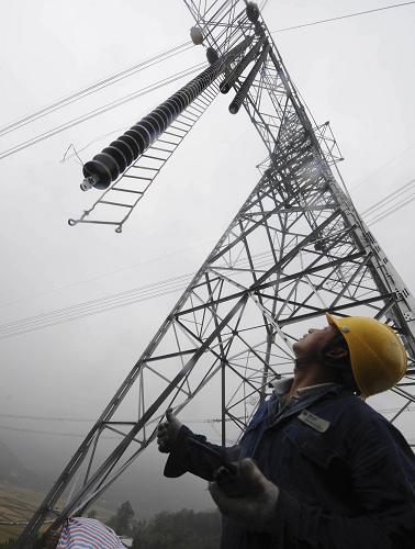 9月27日,在安徽省宣城市廣德縣境內(nèi),輸電鐵塔施工現(xiàn)場指揮員正在指揮瓷瓶串吊裝施工。新華社發(fā)(鄭賢列 攝)