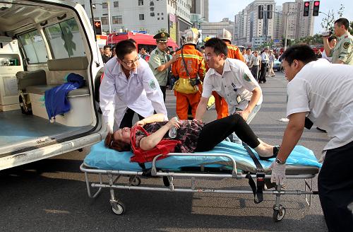 9月27日,醫(yī)護人員將傷員抬上救護車。新華社記者凡軍攝