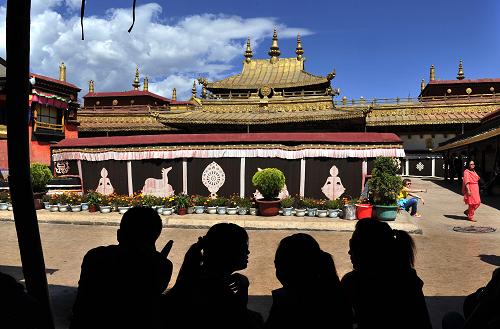 8月27日,游客在大昭寺金頂前。9月27日是“世界旅游日”。世界旅游日是由世界旅游組織確定的旅游工作者和旅游者的節(jié)日。今年“世界旅游日”的主題是“旅游——連接不同文化的紐帶”,強調(diào)旅游在促進國際了解和相互尊重方面的重要作用。依托豐富的自然人文資源,憑借“高山、雪域、陽光、藏文化”的旅游品牌,旅游業(yè)已經(jīng)發(fā)展成為西藏的支柱產(chǎn)業(yè)。新華社記者 陶希夷 攝