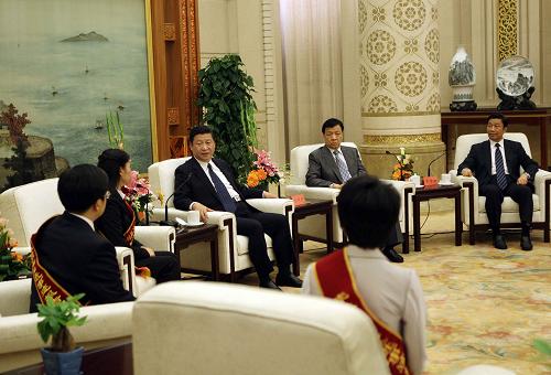 9月27日,中共中央政治局常委、中央書記處書記、國家副主席習(xí)近平在北京人民大會(huì)堂會(huì)見李林森先進(jìn)事跡報(bào)告團(tuán)全體成員并講話。新華社記者 劉衛(wèi)兵 攝