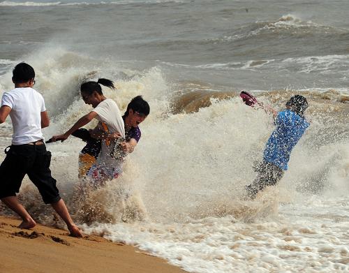 9月28日,受臺(tái)風(fēng)“納沙”影響,海南瓊海市博鰲海濱浪大風(fēng)急,海浪幾乎將海灘上的游人吞沒。當(dāng)日下午兩點(diǎn)鐘,今年第17號(hào)強(qiáng)臺(tái)風(fēng)“納沙”在海南文昌東南方約600公里的南海東部海面上,中心附近最大風(fēng)力13級(jí),風(fēng)速達(dá)到40米每秒。海南省氣象局氣預(yù)計(jì)“納沙”中心將以15-20公里的時(shí)速向西北偏西方向移動(dòng),逐漸向海南島東部到廣東西部一帶沿??拷?,將于29日下午到夜間在上述沿海地區(qū)登陸,強(qiáng)度將有所加強(qiáng)。新華社發(fā)(蒙鐘德 攝)
