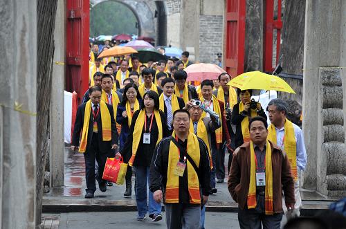 9月28日,參加辛卯年祭孔大典的嘉賓佩戴黃色綬帶進(jìn)入曲阜孔廟。新華社記者 徐速繪 攝