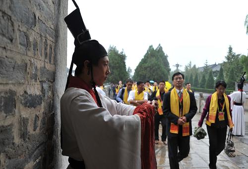9月28日,禮儀人員著古裝執(zhí)古禮迎接參加辛卯年祭孔大典的嘉賓。新華社記者 徐速繪 攝