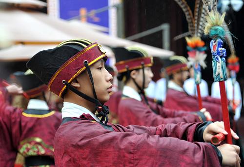 9月28日,禮儀人員在辛卯年祭孔大典上進(jìn)獻(xiàn)樂舞。新華社記者 徐速繪 攝