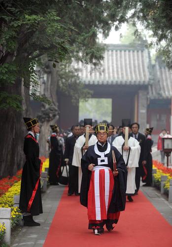 9月28日,各界代表從國(guó)子監(jiān)持敬門步入孔廟祭祀現(xiàn)場(chǎng)。新華社記者 羅曉光 攝