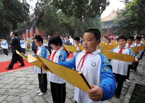 9月28日,國(guó)子監(jiān)中學(xué)的學(xué)生齊誦《禮運(yùn)大同篇》。新華社記者 羅曉光 攝