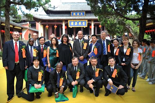 9月28日,多國孔子學院院長及代表在祭孔典禮結(jié)束后合影。當日,浙江省衢州市舉行孔氏南宗家廟祭孔大典,紀念孔子誕辰2562周年。今年的祭孔儀式主要特點為“學祭”,來自俄羅斯、西班牙、丹麥、斯洛伐克、保加利亞、亞美尼亞、印度、利比里亞、津巴布韋9個國家的10所孔子學院的院長應邀參加典禮。此外,今年祭孔大典九成以上的參祭人員由長三角地區(qū)20多所重點中學的校長及衢州市380多所學校的師生代表組成。新華社記者 黃宗治 攝