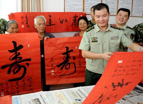 9月28日,福建省羅源縣公安邊防干警現(xiàn)場表演書法,為轄區(qū)老人送上節(jié)日祝福。重陽節(jié)前夕,福建省羅源縣公安邊防官兵深入駐地村居,與老人歡聚一堂,開展尊老敬老慰問活動,共迎10月5日傳統(tǒng)重陽節(jié)的到來。新華社記者張國俊攝