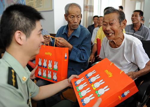 9月28日,福建省羅源縣松山鎮(zhèn)跡頭村90歲的陳步和老人(右一)高興地收下公安邊防干警送上的節(jié)日禮物。新華社記者張國俊攝