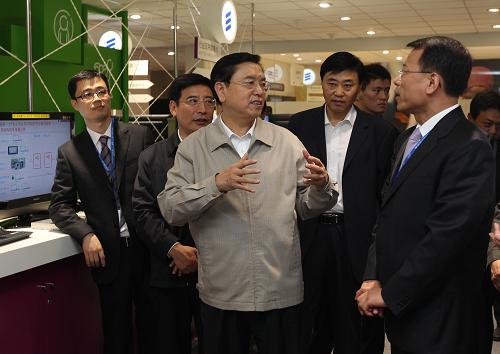 9月28日,中共中央政治局委員、國(guó)務(wù)院副總理張德江在北京參觀2011年中國(guó)國(guó)際信息通信展。這是張德江參觀時(shí)仔細(xì)詢(xún)問(wèn)新型移動(dòng)產(chǎn)品開(kāi)發(fā)研制情況。新華社記者 劉衛(wèi)兵 攝