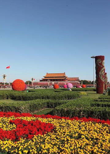 9月30日,藍(lán)天下的北京天安門(mén)廣場(chǎng)花團(tuán)錦簇,呈現(xiàn)一派喜慶的節(jié)日氣氛。新華社發(fā)(梁志強(qiáng) 攝)
