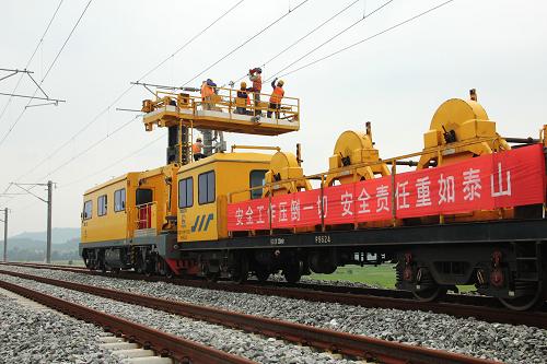 10月5日,在向莆鐵路撫州至南城區(qū)段電氣化鐵路工地,中鐵電氣化局西安電化公司的建設(shè)者在加緊施工。國慶長假期間,萬余名鐵路建設(shè)者抓住施工黃金季節(jié),加快向莆電氣化鐵路工程進(jìn)度,在工地上度過了一個勞動的假期。向莆鐵路西起江西省南昌市向塘鎮(zhèn),東至福建中部沿海地區(qū)的福州市和莆田市,預(yù)計2013年9月底竣工。新華社發(fā)(王建國 攝)