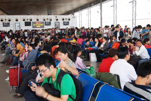 10月6日,旅客在南京火車站候車。新華社發(fā)(王躍武 攝)