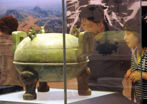 10月7日,人們在河北省博物館參觀“燕趙古跡展”。“十一”長假期間,河北省博物館推出“燕趙古跡展”,以河北省11個市為單元,每個單元以古遺址、古墓群、古建筑、石窟寺和石刻、近現(xiàn)代重要史跡和代表性建筑分類,直觀形象地展示河北省168處全國重點(diǎn)文物保護(hù)單位的概況和現(xiàn)狀。新華社記者 鞏志宏 攝