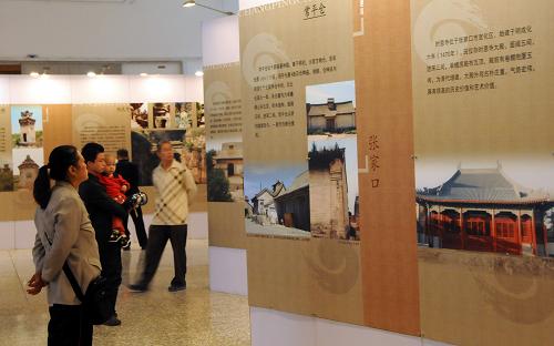 10月7日,人們在河北省博物館參觀“燕趙古跡展”。新華社記者 鞏志宏 攝