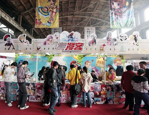 10月22日,在北京國際動漫周上,豐富多采的漫畫出版物吸引人們目光。10月21日至25日,第十二屆世界漫畫大會暨2011北京國際動漫周在北京舉行。本屆展會設(shè)有開閉幕式、論壇峰會、展覽展示、推介交易、主題活動5大板塊20余項(xiàng)活動,來自中國、日本、韓國、馬來西亞、波蘭、菲律賓等國家和地區(qū)的近200位漫畫家參加展會。新華社發(fā)(羅偉 攝)
