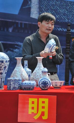 10月23日,在江西省景德鎮(zhèn)古窯民俗博覽區(qū)內(nèi),中國工藝美術大師李文躍對明代葫蘆窯中復燒的瓷器進行認證。新華社發(fā)(石衛(wèi)明 攝)