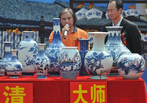 10月23日,在江西省景德鎮(zhèn)古窯民俗博覽區(qū)內(nèi),中國工藝美術大師賴德全(左)、北京故宮博物院研究員呂成龍,對清代鎮(zhèn)窯中復燒的瓷器進行認證。新華社發(fā)(石衛(wèi)明 攝)