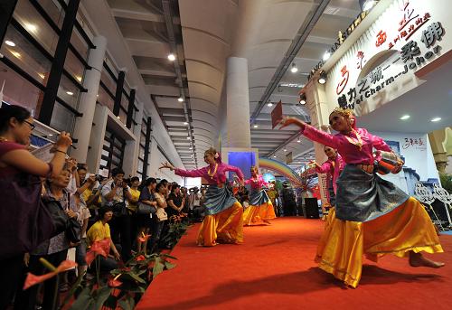 10月22日,廣西南寧國(guó)際會(huì)展中心,演員在馬來(lái)西亞“魅力之城”展區(qū)表演民族舞蹈。在第八屆中國(guó)—東盟博覽會(huì)“魅力之城”展區(qū),11個(gè)國(guó)家的“魅力之城”綜合展示了其在旅游、文化、教育、科技等方面的合作商機(jī)和城市特色。新華社發(fā)(劉君 攝)