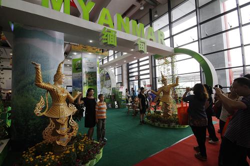 10月22日,廣西南寧國(guó)際會(huì)展中心,參觀者在緬甸“魅力之城”展區(qū)留影。新華社發(fā)(曾開(kāi)宏 攝)