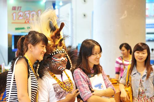 10月22日,廣西南寧國(guó)際會(huì)展中心,參觀者在印度尼西亞“魅力之城”展區(qū)與演員合影。新華社發(fā)(趙京武 攝)