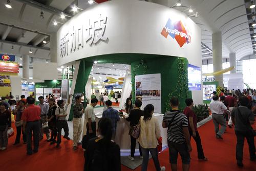 10月22日,廣西南寧國(guó)際會(huì)展中心,觀眾參觀新加坡“魅力之城”展區(qū)。新華社發(fā)(曾開(kāi)宏 攝)