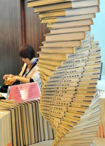 10月23日,在廣西民族博物館,一位讀者在出版博覽會上閱讀圖書。當(dāng)日,首屆中國—東盟出版博覽會在廣西民族博物館舉行。本屆出版博覽會為期3天,以“書香傳友誼,和諧共發(fā)展”為主題,吸引了東盟10國的相關(guān)官員、出版發(fā)行協(xié)會和出版公司的代表,以及國內(nèi)11家中央和地方出版集團(tuán),5家數(shù)字出版企業(yè)前來參展參會,共有1萬多種東盟國家原版圖書和國內(nèi)精品圖書在展會上亮相。新華社發(fā)(陸波岸 攝)
