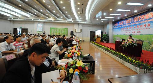 10月23日,袁隆平(右)在中國—東盟(百色)現(xiàn)代農(nóng)業(yè)發(fā)展論壇上發(fā)言。新華社發(fā)(韋萬忠 攝)