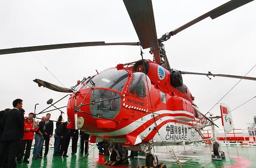10月29日,隨船出征的“卡32”直升機在“雪龍”號停機坪上亮相。新華社記者 裴鑫 攝