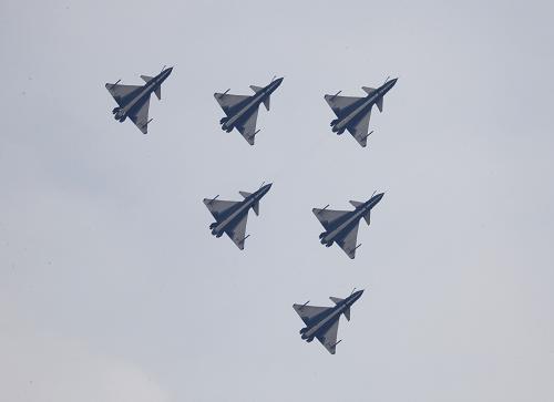 10月29日,在山東濰坊,空軍八一飛行表演隊進行編隊飛行表演。新華社發(fā)(畢華明 攝)