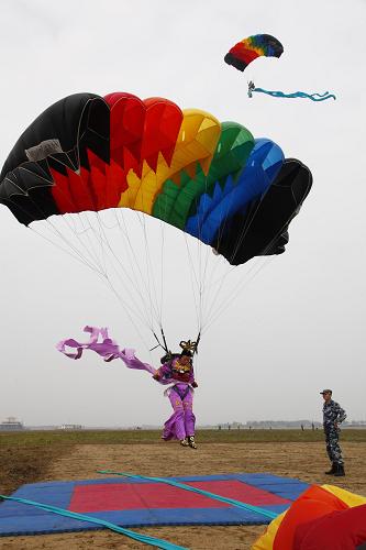 10月29日,在山東濰坊,空軍八一跳傘隊表演“仙女下凡”。新華社發(fā)(畢華明 攝)