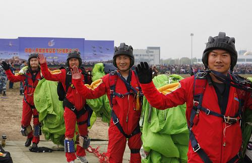 10月29日,在山東濰坊,空軍八一跳傘隊隊員成功落地后向觀眾致意。新華社發(fā)(畢華明 攝)