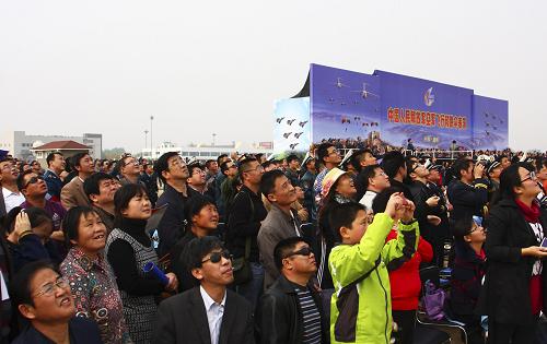 10月29日,山東濰坊萬名群眾觀看“藍天儀仗隊”——空軍八一飛行表演隊的飛行表演。新華社發(fā)(畢華明 攝)