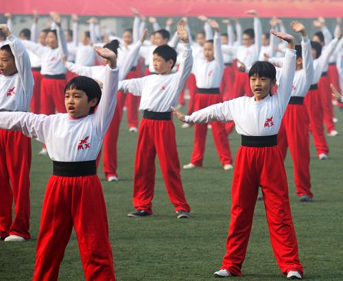 10月29日,在天津市中小學(xué)生陽光體育推動(dòng)展示活動(dòng)現(xiàn)場(chǎng),小學(xué)生們進(jìn)行武術(shù)操的展示。當(dāng)日,2011年天津市中小學(xué)生陽光體育推動(dòng)展示活動(dòng)在天津財(cái)經(jīng)大學(xué)舉行,萬名中小學(xué)生參加了韻律技能操、武術(shù)、輪滑、足球、排球等形式多樣的體育活動(dòng)展示。新華社發(fā)(劉東岳 攝)