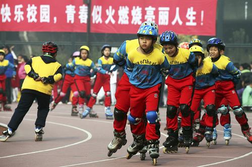 10月29日,在天津市中小學(xué)生陽光體育推動(dòng)展示活動(dòng)現(xiàn)場(chǎng),小學(xué)生們進(jìn)行輪滑基本功的展示。新華社發(fā)(劉東岳 攝)