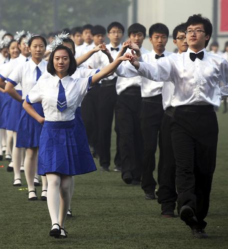 10月29日,在天津市中小學(xué)生陽光體育推動(dòng)展示活動(dòng)現(xiàn)場(chǎng),中學(xué)生們?cè)谶M(jìn)行校園集體舞的展示。新華社發(fā)(劉東岳 攝)
