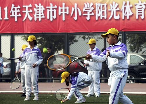 10月29日,在天津市中小學(xué)生陽光體育推動(dòng)展示活動(dòng)現(xiàn)場(chǎng),小學(xué)生們?cè)谶M(jìn)行網(wǎng)球基本功的展示。新華社發(fā)(劉東岳 攝)