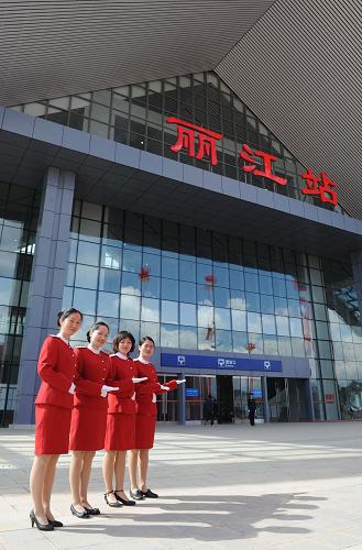 10月29日,工作人員在麗江火車站外迎客。當(dāng)日,云南省麗江火車客運(yùn)站在麗江市玉龍縣舉行落成典禮。麗江火車客運(yùn)站是大(理)麗(江)鐵路的終點(diǎn)站,是云南省第二大火車客運(yùn)站。該客運(yùn)站2010年3月1日施工建設(shè),2011年8月建成并投入試運(yùn)營(yíng),工程總投資2.2億元。候車室總面積為6971.61平方米,每小時(shí)可滿足2000人候車。新華社記者 秦晴 攝