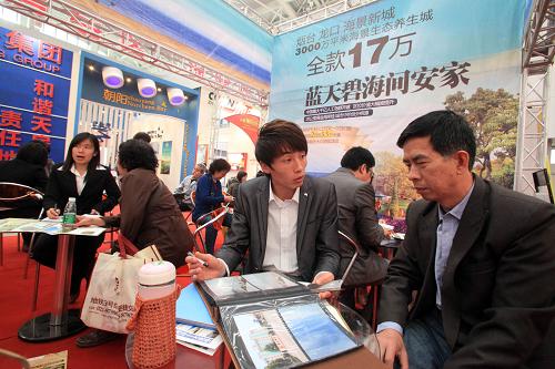 10月29日,消費者在2011年秋季天津房交會上了解外地沿海城市的低價海景房信息。新華社發(fā)(王歡 攝)