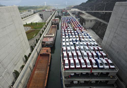 11月9日,一艘滿載車輛的貨輪通過三峽五級船閘下行。中國長江三峽集團(tuán)公司近日發(fā)布消息稱,今年前10個月,通過三峽樞紐的貨運(yùn)量已達(dá)9092萬噸,超過去年全年水平。據(jù)了解,三峽船閘自2003年建成試通航。8年多時間里,三峽船閘貨運(yùn)量已達(dá)4.4億噸,加上翻壩轉(zhuǎn)運(yùn)貨物,通過三峽樞紐的貨運(yùn)總量達(dá)5.3億噸,是三峽工程蓄水前葛洲壩船閘投運(yùn)后22年過閘貨運(yùn)量2.1億噸的2.5倍。新華社發(fā)(鄭家裕 攝)
