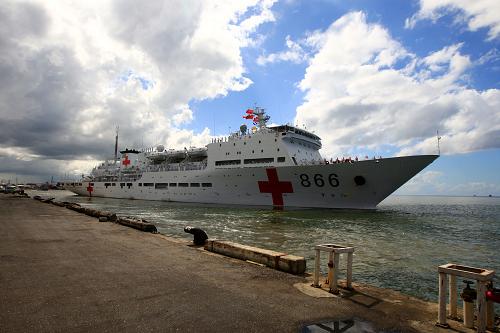 11月15日,中國(guó)海軍“和平方舟”號(hào)醫(yī)院船離開特立尼達(dá)和多巴哥首都西班牙港。正在特立尼達(dá)和多巴哥首都西班牙港進(jìn)行友好訪問的中國(guó)海軍“和平方舟”號(hào)醫(yī)院船,當(dāng)?shù)貢r(shí)間14日結(jié)束了為期6天的免費(fèi)醫(yī)療服務(wù),將前往拉美4國(guó)行的最后一站哥斯達(dá)黎加。新華社記者 張泳 攝