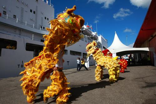 11月15日,當(dāng)?shù)厝A人華僑舞獅歡送中國(guó)海軍“和平方舟”號(hào)醫(yī)院船離開特立尼達(dá)和多巴哥首都西班牙港。新華社記者 張泳 攝