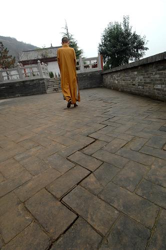 陜西長(zhǎng)安華嚴(yán)寺千年古塔面臨滑坡威脅 滑坡造成華嚴(yán)寺千年古塔杜順?biāo)乃霈F(xiàn)較大的裂縫(11月21日攝)。 位于陜西西安市長(zhǎng)安區(qū)少陵原畔的佛教華嚴(yán)宗祖庭——華嚴(yán)寺內(nèi)僅存的兩座古塔面臨著山體滑坡造成的巨大威脅。 華嚴(yán)寺內(nèi)現(xiàn)存的兩座古塔于2006年被納入第六批全國重點(diǎn)文物保護(hù)單位。在2011年5月、6月和9月的數(shù)次集中降雨中,華嚴(yán)寺周邊多處發(fā)生山體滑坡,其中建于唐代的杜順?biāo)乃言诨轮胁糠致懵?,距離古塔一米左右的地面上裂開了長(zhǎng)達(dá)數(shù)米的裂縫,妙覺塔旁的齋房的地基也遭到極大破壞,寺院內(nèi)的其他房屋也在滑坡中遭到不同程度的損壞。 由于近期西安仍不時(shí)出現(xiàn)降雨天氣,已經(jīng)遭到較大破壞的華嚴(yán)寺古塔目前面臨著極大的滑坡威脅。 新華社記者 李一博 攝
