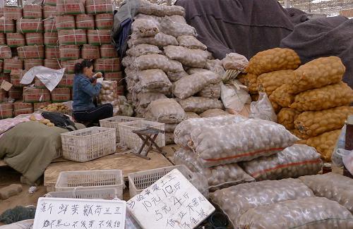 11月21日,山東青島市華中蔬菜批發(fā)市場的商戶在整理土豆準備銷售。 據(jù)山東農(nóng)業(yè)信息網(wǎng)對35種蔬菜價格的監(jiān)測顯示,上周(11月14日-20日)山東蔬菜批發(fā)價格略有上漲,平均批發(fā)價格為2.27元/公斤(簡單平均),較前一周上漲0.67%,較去年同期下跌30.79%,結(jié)束了今年國慶以來的連續(xù)下跌行情迎來首次上漲。 新華社發(fā)(黃杰顯 攝)