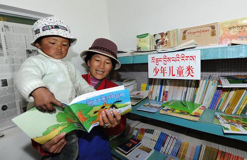 11月21日,西藏曲松縣下落村的白瑪抱著兒子在村里的農(nóng)家書屋翻閱圖書。 為滿足西藏廣大農(nóng)牧民群眾文化需求,近年來,西藏大力推進(jìn)農(nóng)家書屋工程建設(shè),為行政村配備圖書、報(bào)紙、期刊、音像制品等出版物,深受群眾喜愛。 根據(jù)國家和自治區(qū)的部署,今年11月底,西藏新建的3331個(gè)農(nóng)家書屋將全部完工。屆時(shí),西藏全區(qū)農(nóng)家書屋將達(dá)到5331個(gè),占全區(qū)行政村的92.7%。到2012年有望實(shí)現(xiàn)“村村有農(nóng)家書屋”的目標(biāo)。 新華社記者 文濤攝