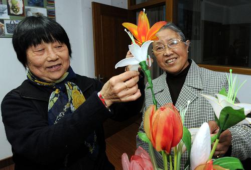 11月29日,在杭州西湖區(qū)社會(huì)福利中心養(yǎng)老的七旬老人馮金秀(右)、邵梅錦(左)在制作綢花。近年來(lái),杭州市西湖區(qū)以“首善之區(qū)、美麗西湖、幸福養(yǎng)老”為目標(biāo),在全面保障養(yǎng)老服務(wù)的基礎(chǔ)上,以文化活動(dòng)為載體,不斷滿足老人晚年的精神生活。新華社記者 王小川 攝